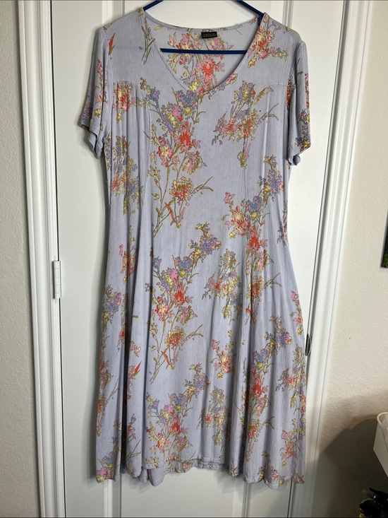 Salon Studio Dresses & Skirts - Soft Lavender Floral V-Neck Midi Dress with Pockets